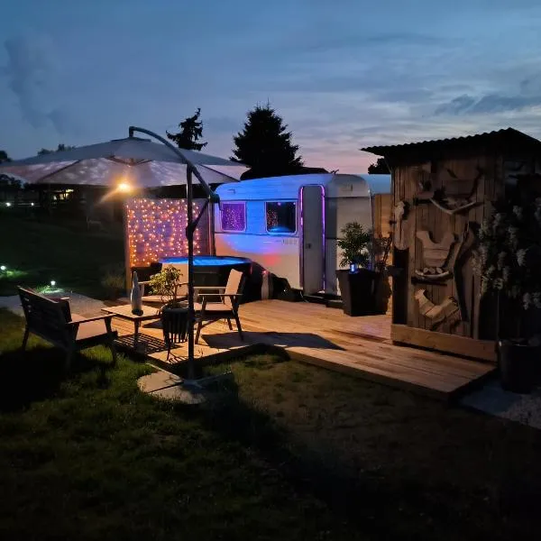 Caravane romantique " La Seventies" avec jacuzzi privatif, hotel v destinaci Lapalisse