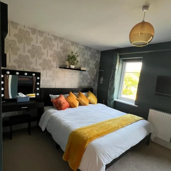 En-suite Room with Super King Size Bed - Free Wifi - Free Parking, hotel in Hillsborough