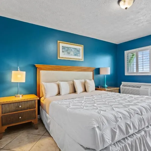 Ocean View Hotel Room with Balcony- King Bed #19, hotel v destinaci Fort Pierce