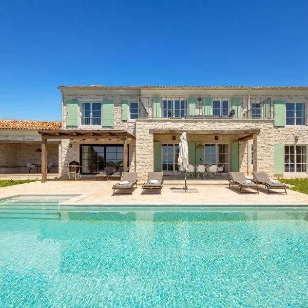 Villa Zelena with Panoramic Seaview and big Pool, viešbutis mieste Bale