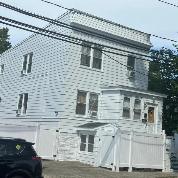 HARPER AVE DIVINE GUEST HOUSe, PRIVATE BATHROOM, FREE PARKING, hotel in Irvington