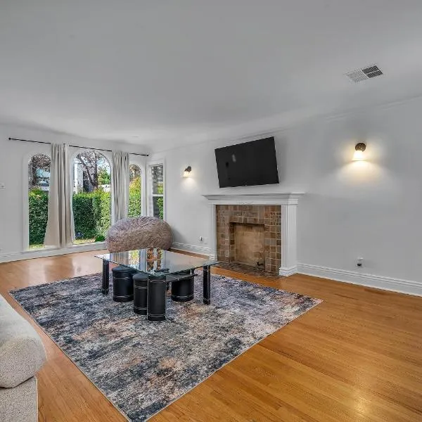 Luxury Two Story 2-Bedroom & Office Near West Hollywood