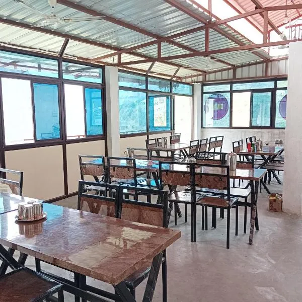 Vasudhara Hotel & Restaurant, hotel v destinaci Pīpalkoti