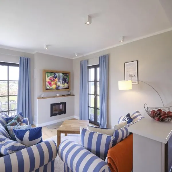Reetland am Meer - Premium Reetdachvilla mit 3 Schlafzimmern, Sauna und Kamin H21, hotell i Dranske