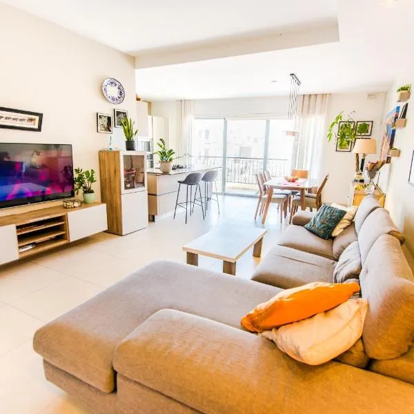 Mediterranean Abode - Spacious Apartment in Swieqi, hotel v destinaci Is-Swieqi