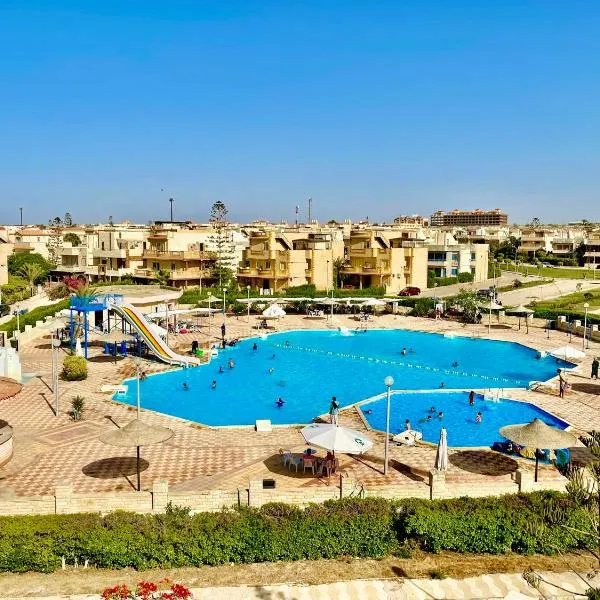 Sea & Pool View Deluxe Chalet - Prime Spot in Badr Resort, khách sạn ở El Alamein