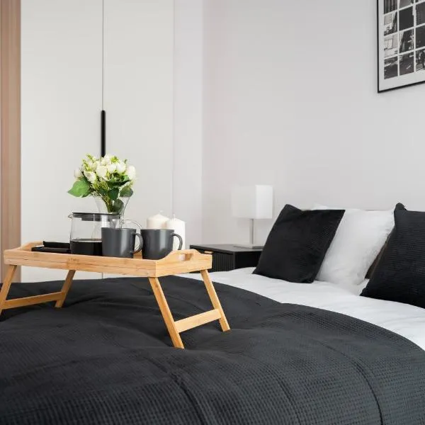 69m2 Łódź Pomorska Apt - Balcony, Workspace, Bus - by Rentujemy, hotel v Lodži