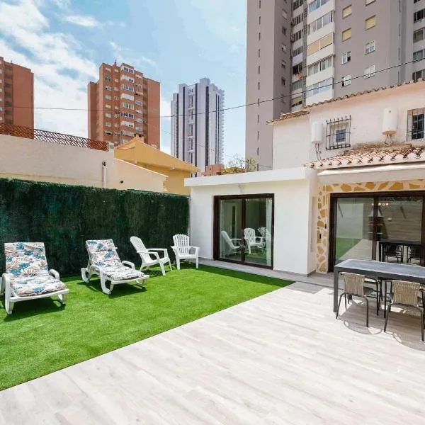 Casa LOMA con terreno privado y parking compartido - a 800m de Playa Poniente, hotel in Benidorm