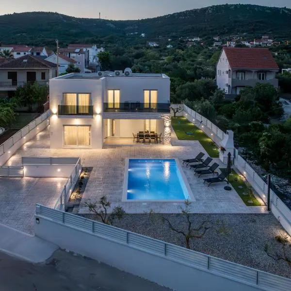 Villa Sea View - heated pool & 2 mins to the beach, hotel v Vinišću