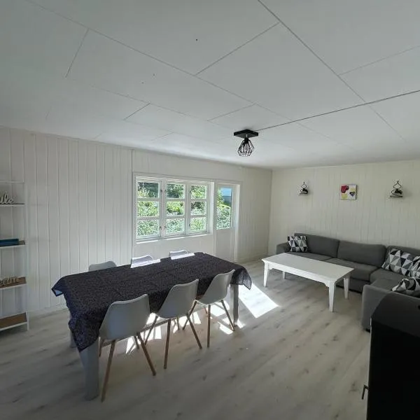 FERRYtale, cozy, spacious house on Senja, hotel v destinaci Gryllefjord