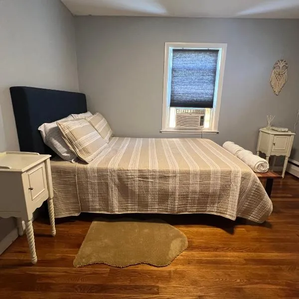Peaceful 1BR easy commute, urban suburban mix feel in Boston, hotel em Boston