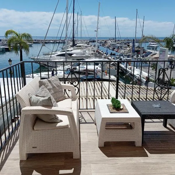Sea front apartment in Puerto Banús, hotel em Marbella