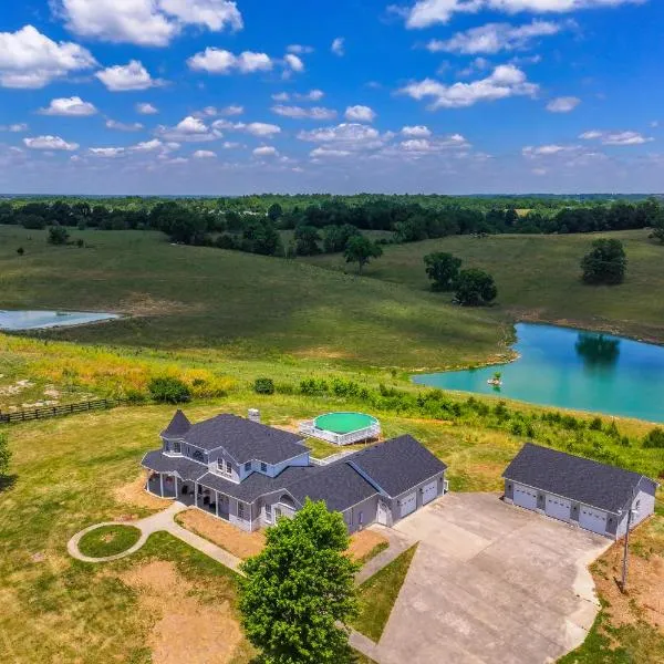 Sprawling Kentucky Getaway w/ Pool & Hot Tub!, hotel v destinaci Berry