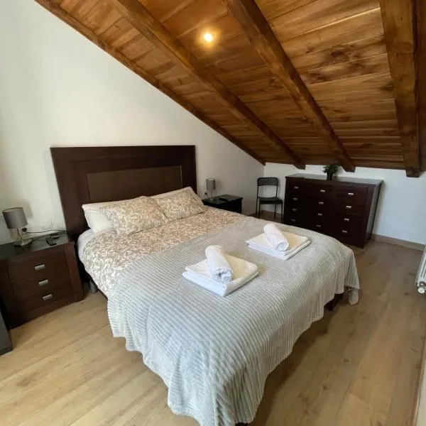 APARTAHOTEL CANFRANC, hotel v destinaci Canfranc