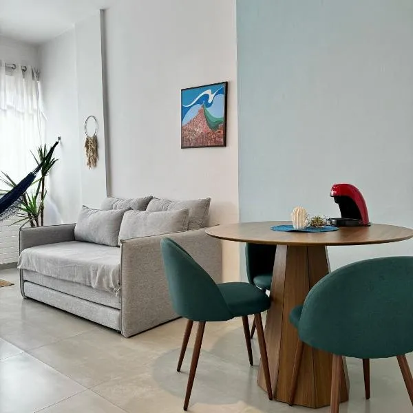 Copacabana Beach! Aconchegante apartamento na quadra da praia.