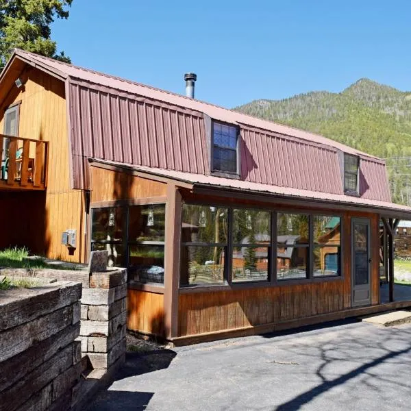 Roberts Trappers Lodge - Pet Friendly - WiFi- Trailer Parking - Garage Access - Washer - Dryer - Great Views, hotel in Red River