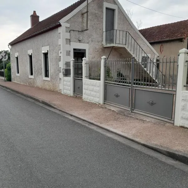 Maison proche le PAL 4kms, hotel in Thiel-sur-Acolin