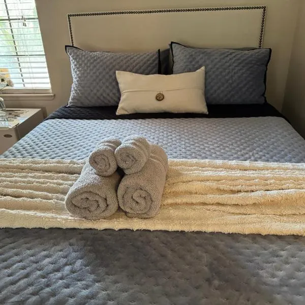 The Monet- One bedroom with a private entrance - shared bathroom, hotel v Las Vegas