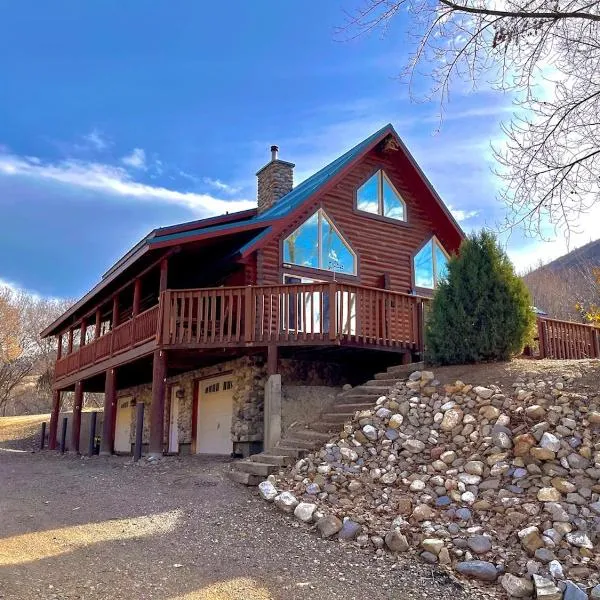 Large Off-Grid Luxury Cabin- creek land & views, khách sạn ở McCammon