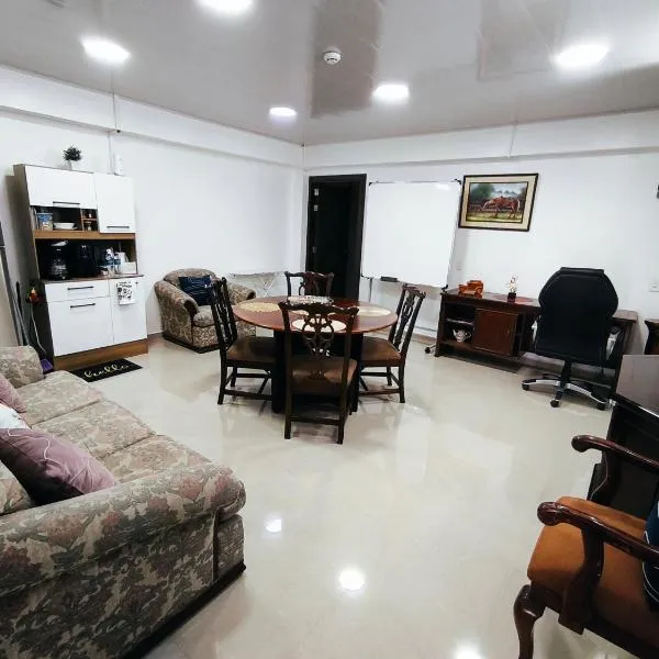Departamento residencial con GARAGE, hotel in Portoviejo