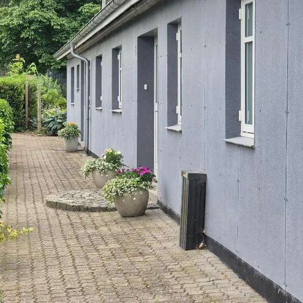Værelse, tv-stue og spiserum på første sal, eget bad i stueetagen, hotel v destinaci Kværndrup