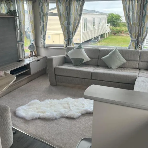 Robinson retreats beautiful caravan with sea views pet friendly、Mainsriddleのホテル