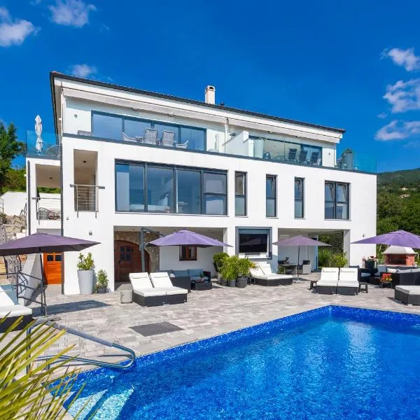 White Pearl Diamond Opatija, Luxury Villa, Meerblick, beheizter Pool، فندق في أوباتيا