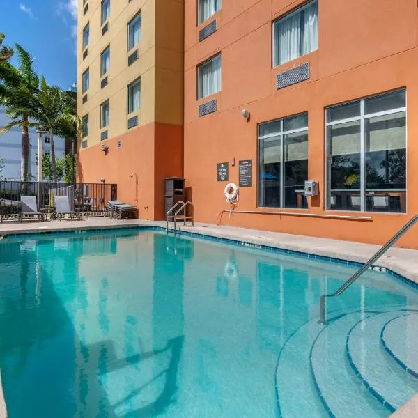 Comfort Suites Fort Lauderdale Airport South & Cruise Port, hotel v destinaci Dania Beach