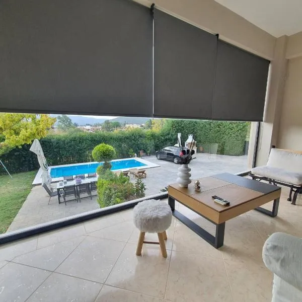 Villa Constangie, hotel Marathónaszban