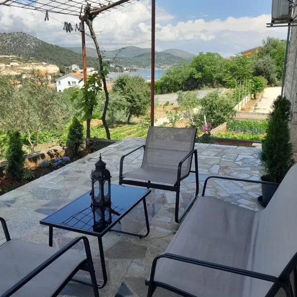 Apartmani Matuka 2, hotel v Marine