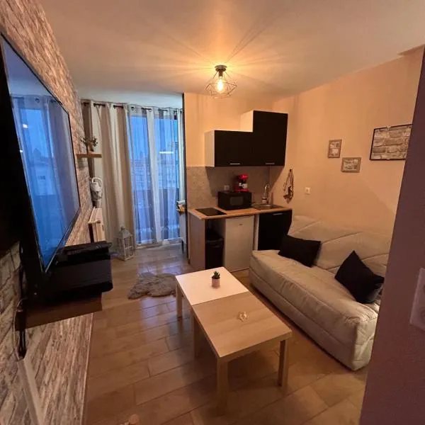 Superbe studio neuf avec balcon, hotel v destinácii Laxou