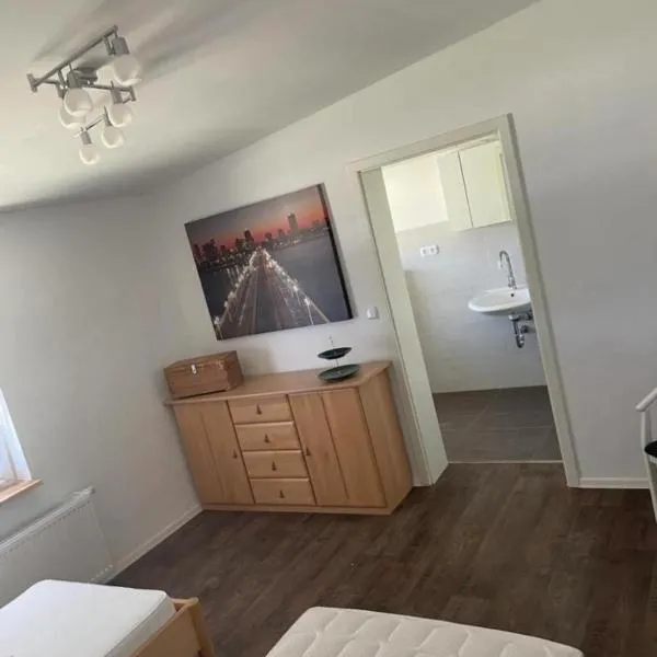 Ferienzimmer mit zwei Einzelbetten und Gemeinschaftküche, Hotel in Warnow