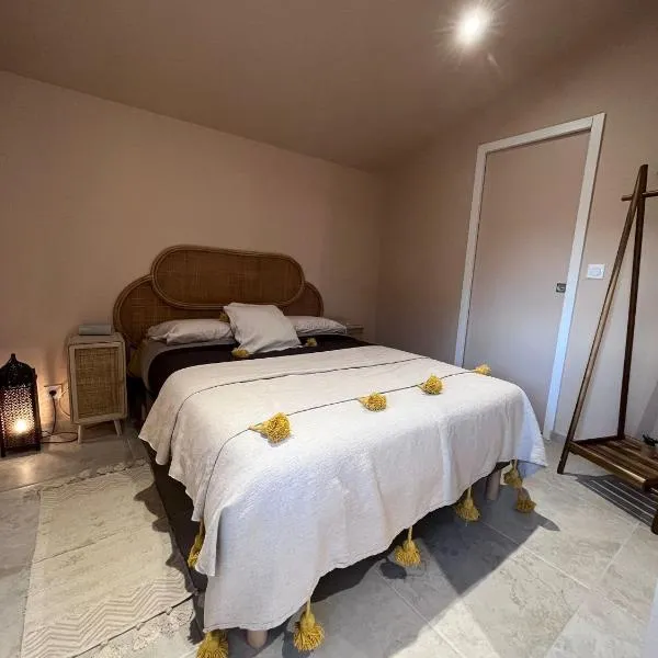Dar Fafy studio cosy au calme à 15min de Nantes, hotel v destinácii Bouguenais