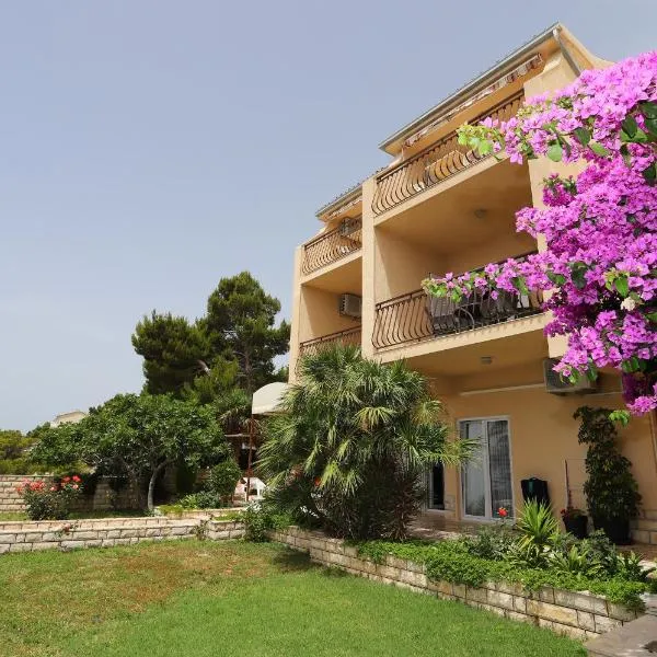 Apartments Edita & Robert, hotel em Lokva Rogoznica