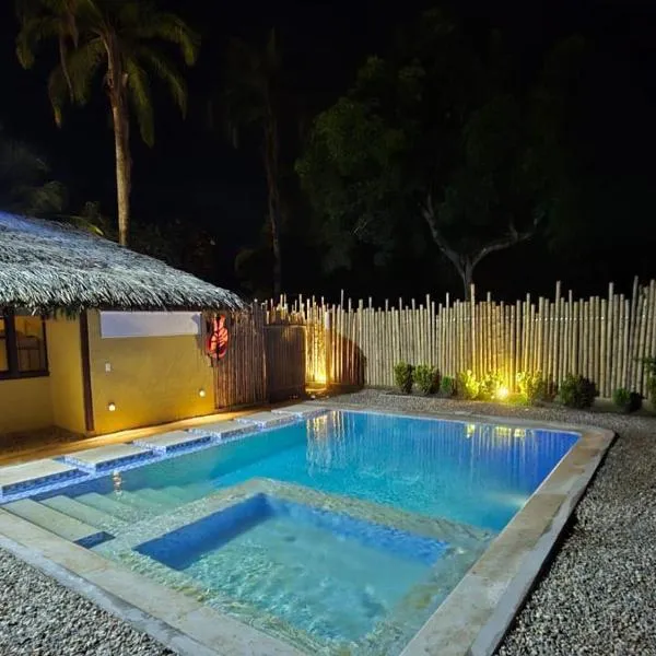 Lujosa villa con piscina y cine privado, hotel in Melgar