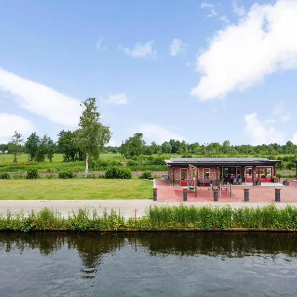 Holiday Home in Friesland near Canal & Lake, hotel a Schuilenburg