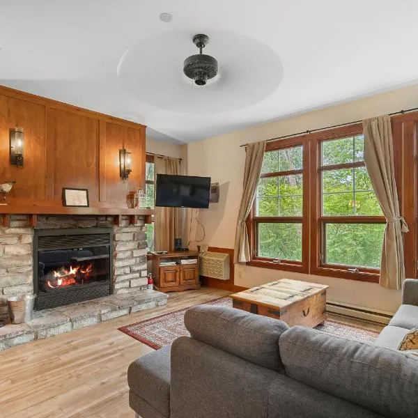 Les Eaux - 2bdrs W Pool & Hot Tub Near Village, ξενοδοχείο στο Μοντ Τρεμπλάν