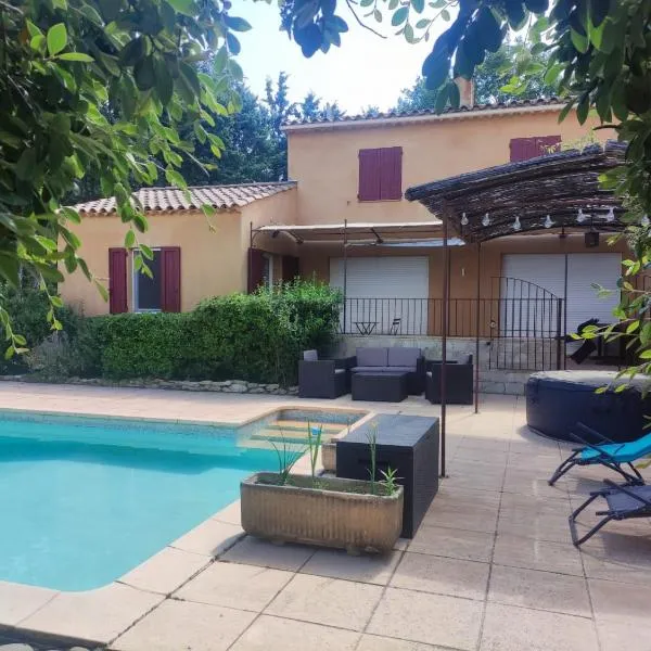 Studio 25m2 avec piscine MàJ 7 juillet lavande en fleur la récolte avance et eau piscine à 30 degrés, hotel Valensole-ban