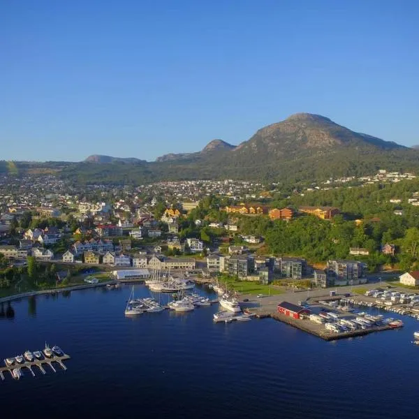 Small apartment in the harbour of Jørpeland, hotel v destinaci Jorpeland