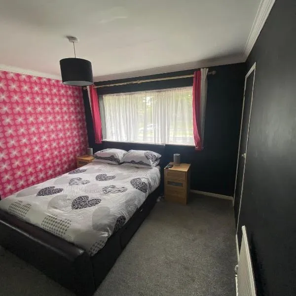 Your home near Gatwick Airport, hotel v destinaci Ifield