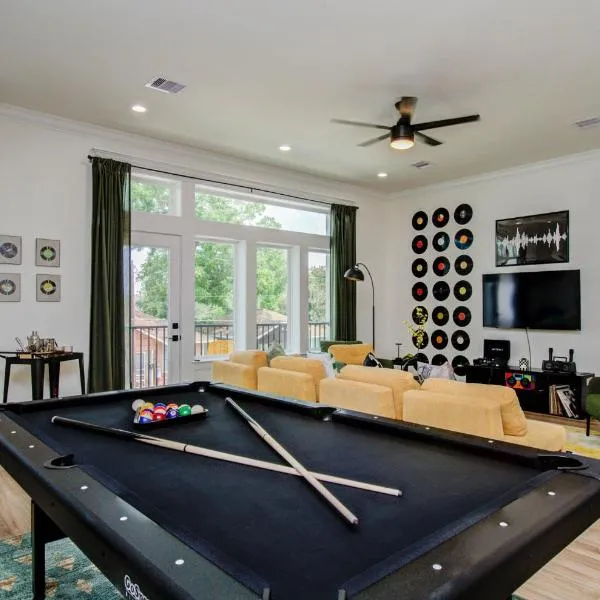 3bd-Rooftop Movie Theater-BBQ-Retro Music Theme-Downtown 8mins, hotel v destinaci Houston