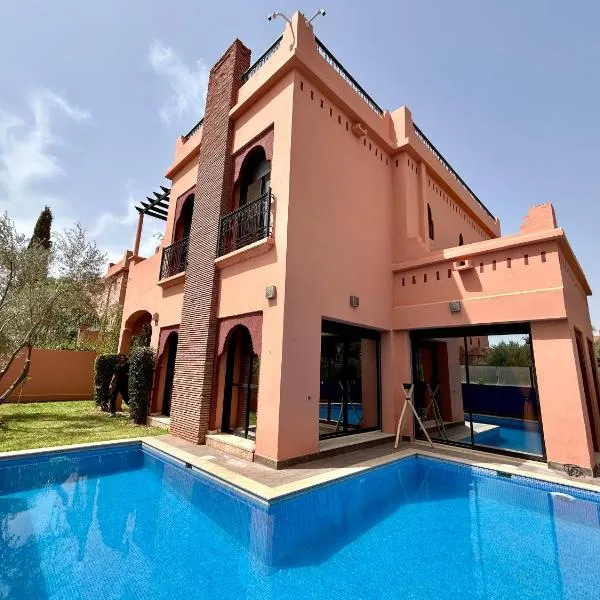 Luxury Villa with Pool, Garden & Gated Security, hotel in Najem