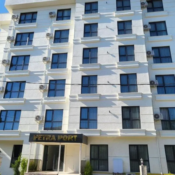 Petra Port Hotel, hotel v destinaci Tuzla
