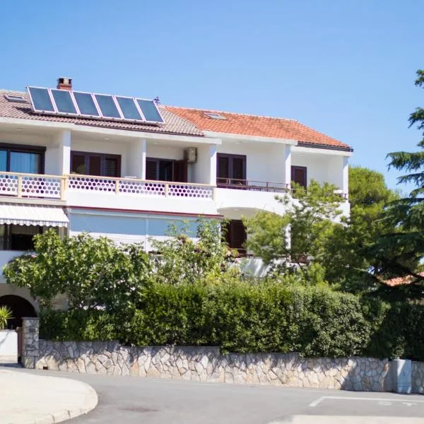 Apartmani Dekanić Krk、クルクのホテル