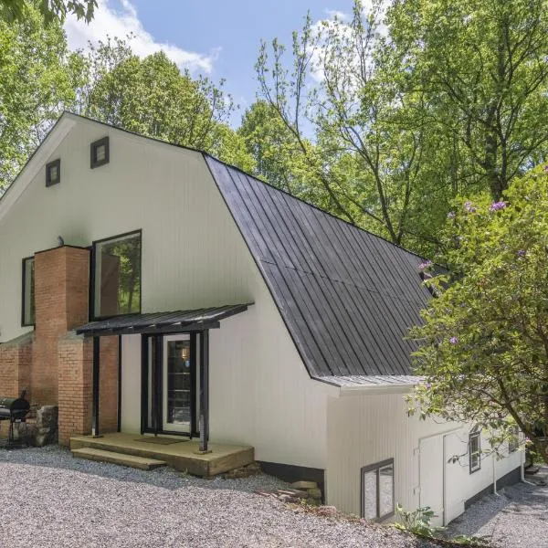 Renovated Barn in the woods for a fun retreat, hotel in Waynesville