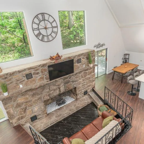 Renovated Barn in the Woods with Hot Tub, hotel in Waynesville