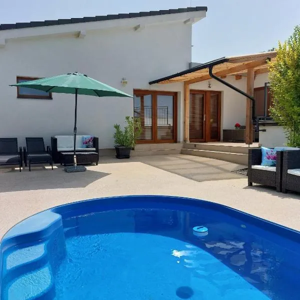Village Romantic Apartments near Český Krumlov, hotel v destinaci Střížov