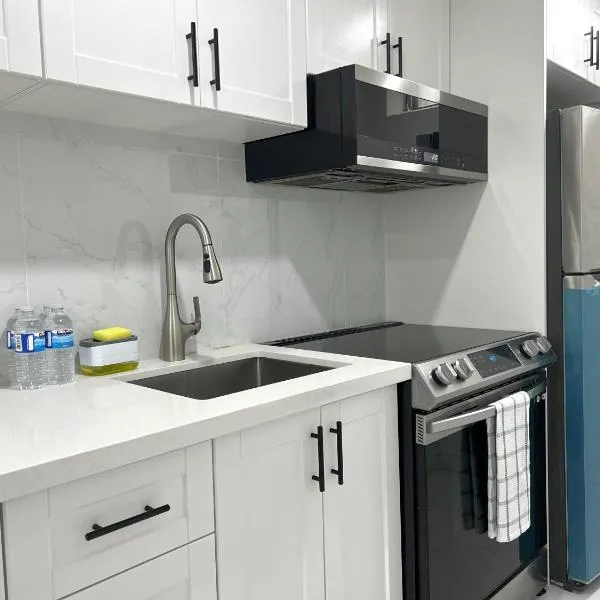 Contemporary Private Basement Suite, hotel in Markham