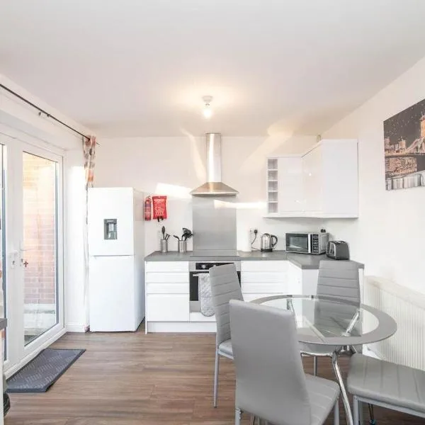Spacious two bed house with parking and garden, hotel di Dudley