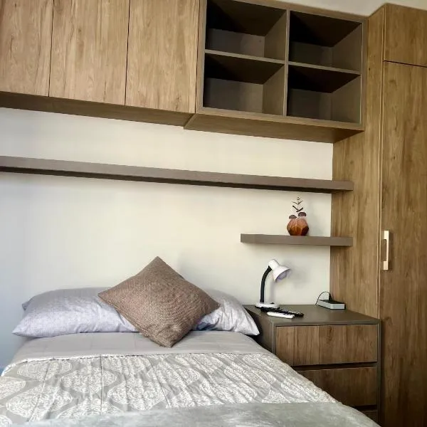 Moderno y cómodo estudio con espacio de trabajo, hotel em Cochabamba